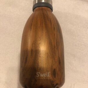 NWOT S’well stainless steel 64 oz roamer bottle 
Teakwood design